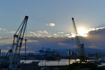Obraz premium port city the evening sunset