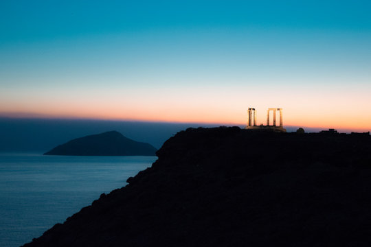 Tempio di Poseidone illuminato dopo il tramonto, Capo Sunio, Grecia
