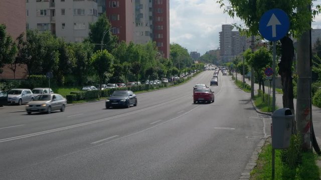 Tr&aacute;fico en una avenida, Cluj-Napoca, Transilvania,Ruman&iacute;a, Europa