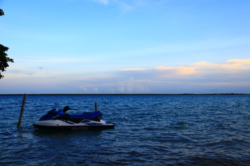 Naklejka premium Atardecer en la laguna