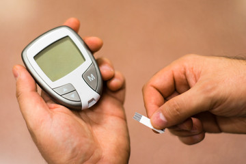 insulin measuring device and test strip