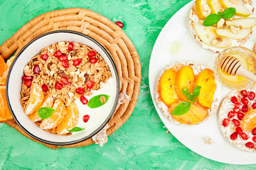 Smoothies bowl granola and Rice Crisp bread