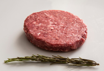 Hamburger di carne con rosmarino