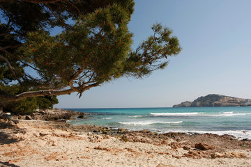 Felsenküste und Strand auf Mallorca