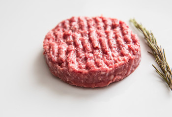 Hamburger di carne con rosmarino