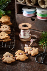 Fototapeta na wymiar Delicious gingerbread cookie chain for Christmas tree