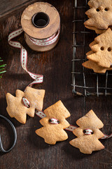 Homemade chain made of gingerbread cookies as Christmas ornaments