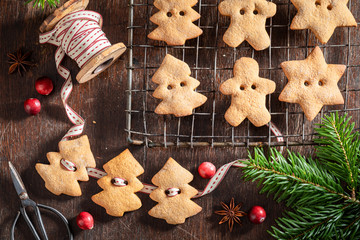 Fototapeta na wymiar Handmade chain made of gingerbread cookies as decoration for Christmas