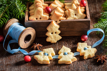 Tasty chain made of butter cookies as special Christmas ornaments