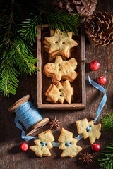 Gorgeous butter cookie chain as ornaments for Christmas