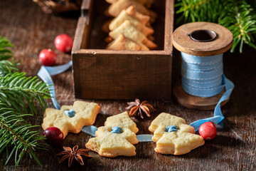 Tasty chain made of butter cookies as Christmas decoration