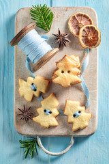 Cute chain made of butter cookies as special Christmas ornaments