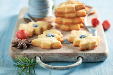 Obraz na płótnie Canvas Delicious butter cookie chain as ornaments for Christmas