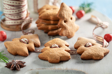 Fototapeta na wymiar Gorgeous chain made of gingerbread cookies as Christmas ornaments