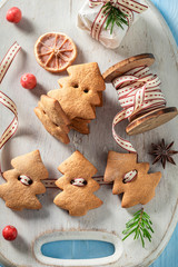 Fototapeta na wymiar Rustic chain made of gingerbread cookies as Christmas ornaments