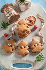 Traditionally chain made of gingerbread cookies for Christmas tree