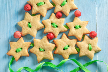 Delicious chain made of butter cookies as Christmas decoration