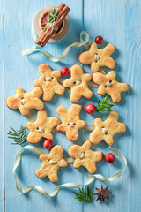 Delicious chain made of butter cookies as special Christmas ornaments