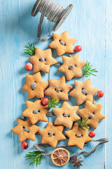 Obraz na płótnie Canvas Tasty chain made of gingerbread cookies for Christmas tree