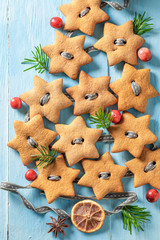 Fototapeta na wymiar Handmade gingerbread cookie chain as Christmas ornaments