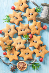 Tasty chain made of gingerbread cookies as Christmas ornaments