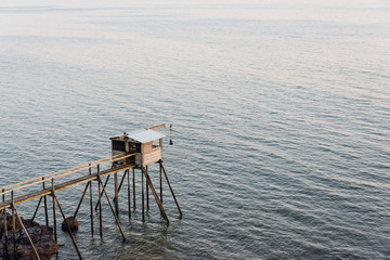 pêcherie en bois à Pornic avec vue sur l'océan pour pêcher tradition