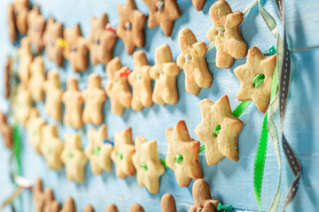 Handmade chain made of butter cookies as ornaments for Christmas