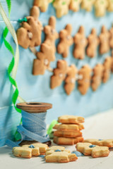 Tasty chain made of butter cookies as ornaments for Christmas