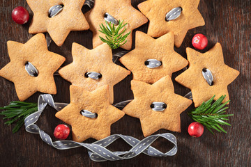 Delicious chain made of gingerbread cookies as Christmas ornaments