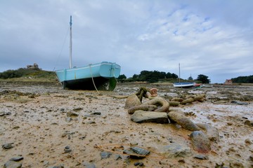 Obraz premium Bateaux échoués sur le sable à marée basse en Bretagne