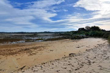 Marée basse sur la grève à Buguélès en Bretagne