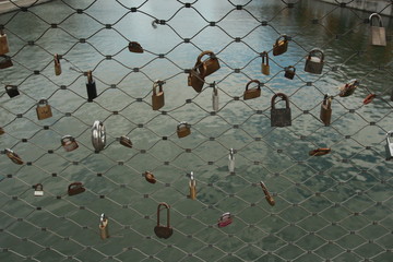 Cadenas d'amour sur un pont de Lyon