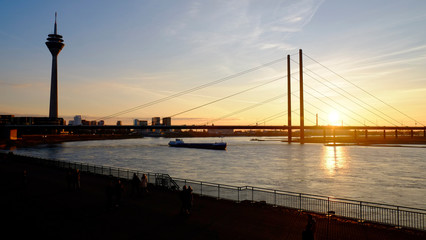 Sonnenuntergang an der Rhein-Knie-Brücke, Düsseldorf