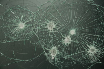 Porte vitrée ayant subie des impacts