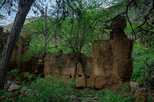 PEASANT HOUSE RUINS MADE OF BAREQUE