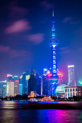 Obraz premium Szanghaj-8 września 2019 r .: Szanghaj panoramiczny widok na rzekę. 10 najważniejszych atrakcji Szanghaju w Szanghaju. Szanghaj, Chiny panoramę miasta na rzece.