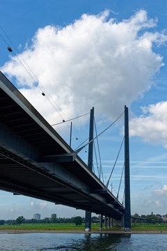 Rhein-Knie-Brücke, Düsseldorf © sailer