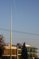 Obraz premium Cityscape with public building and high flagpole