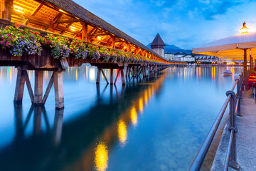 Obraz premium Lucerne. The famous Chapel, Kapellbrucke bridge at dawn in night lighting.