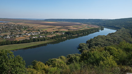 Fototapeta na wymiar Der Dnjestr zwischen der Ukraine (links/Ort Zekiniwka) und Moldawien (rechts/Stadt Soroca)