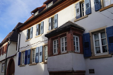 Fototapeta na wymiar Historische Fassade in Maikammer an der Südlichen Weinstrasse