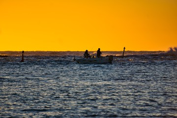 Fototapeta premium Fischerboot bei Sonnenuntergang