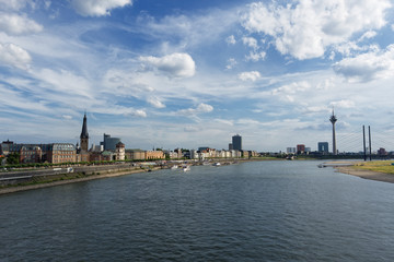 Fototapeta premium Blick auf Düsseldorf von der Oberkasseler Brücke