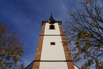 Der Kirchturm von St. Kosmas und Damian in Maikammer