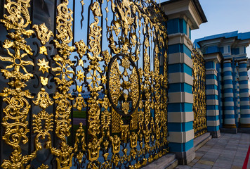 Obraz premium Ancient wrought fence, of the Catherine Palace with Golden decor on the metal bars.
