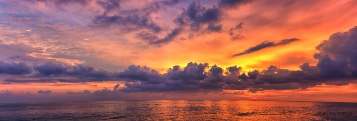 Coucher de soleil sur la plage de Phuket, ciel crépusculaire nuageux coloré reflétant sur le sable en regardant l& 39 océan Indien, la Thaïlande, l& 39 Asie.