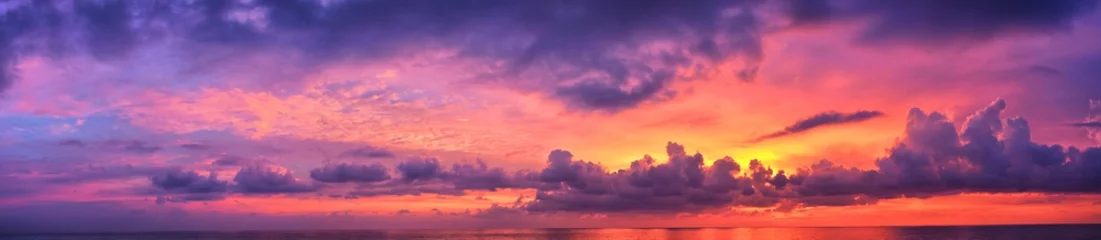 Poster Phuket strand zonsondergang, kleurrijke bewolkte schemering hemel reflecteren op het zand staren naar de Indische Oceaan, Thailand, Azië. © Jeremy