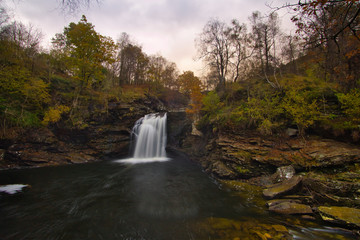 Geheimer Wasserfall Schottland Herbst