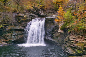 Plakat Versteckter Wasserfall im Herbst