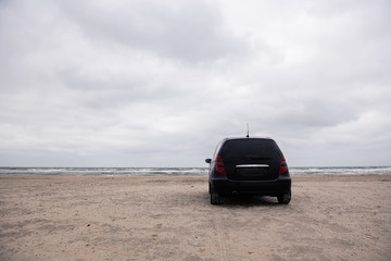 Fototapeta na wymiar Auto mit Sicht zum Strand